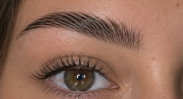 Après browlift : sourcil dessiné, relevé et structuré