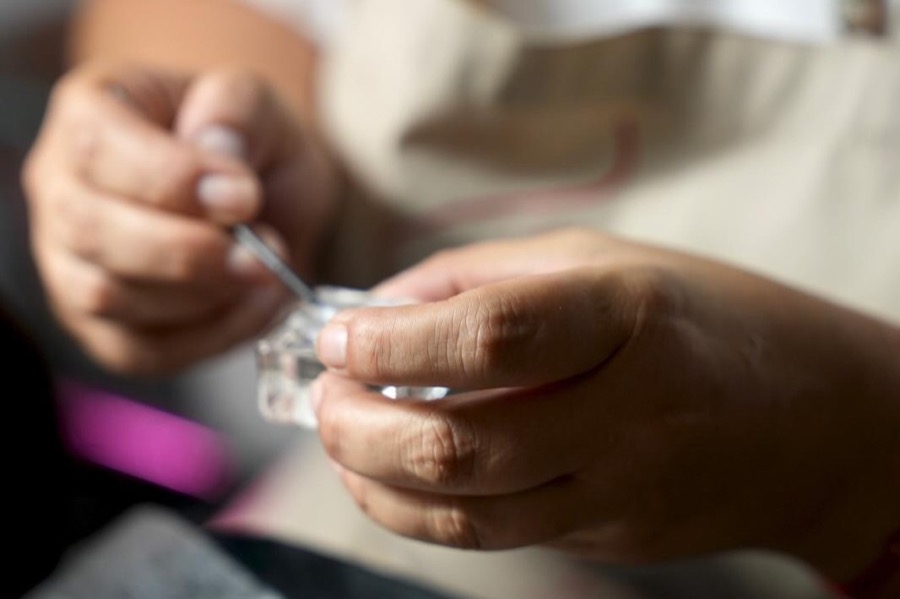 Les mains de Jennifer préparant un produit