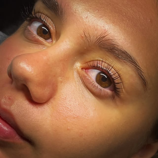 Regard avec lashlift coréen, cils relevés et sourcils bruns