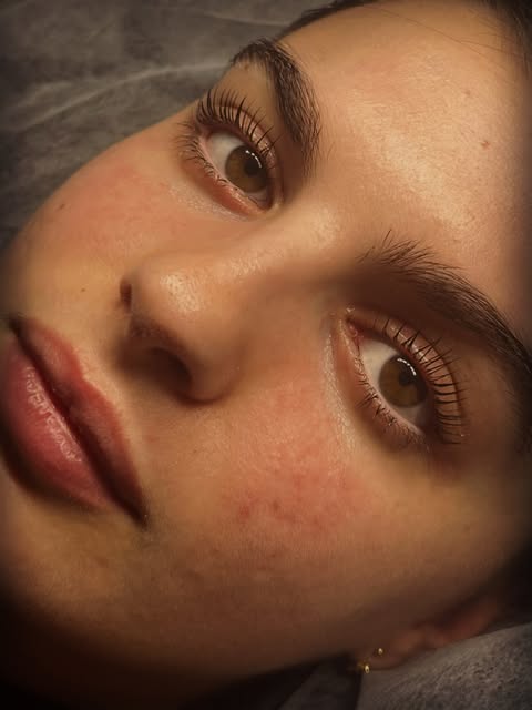 Lashlift sur un visage allongé, regard de face