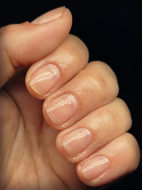 Mains aux ongles naturels brillants